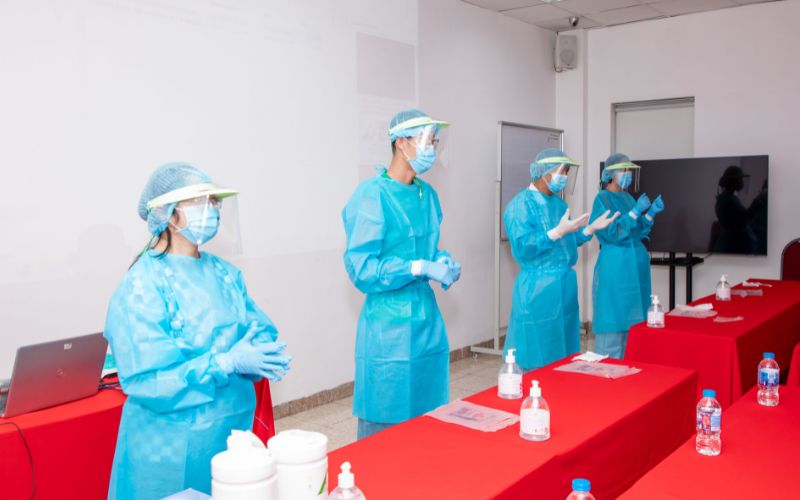 Học viên thực hành sử dụng các phương tiện phòng hộ cá nhân